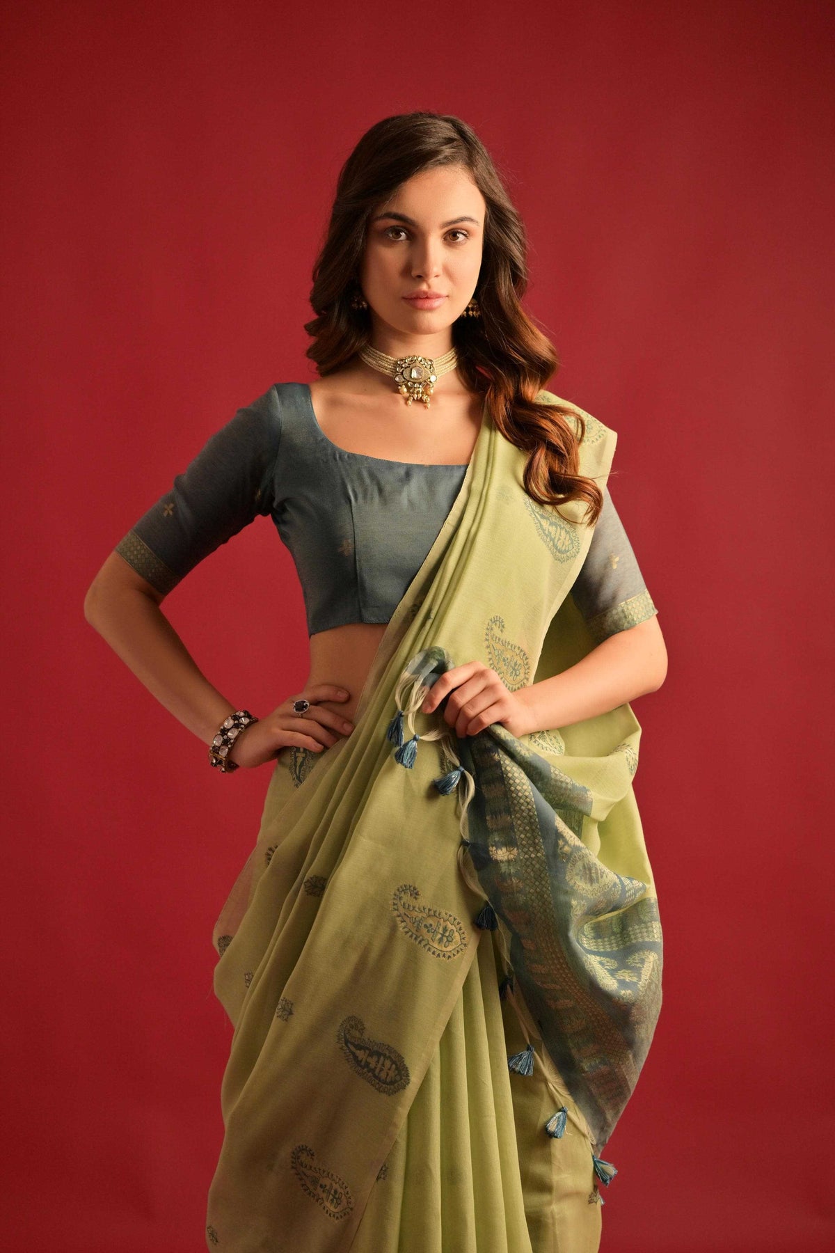 Soft Mul Cotton Saree With Classic Contrast Resham Weaving Pallu
