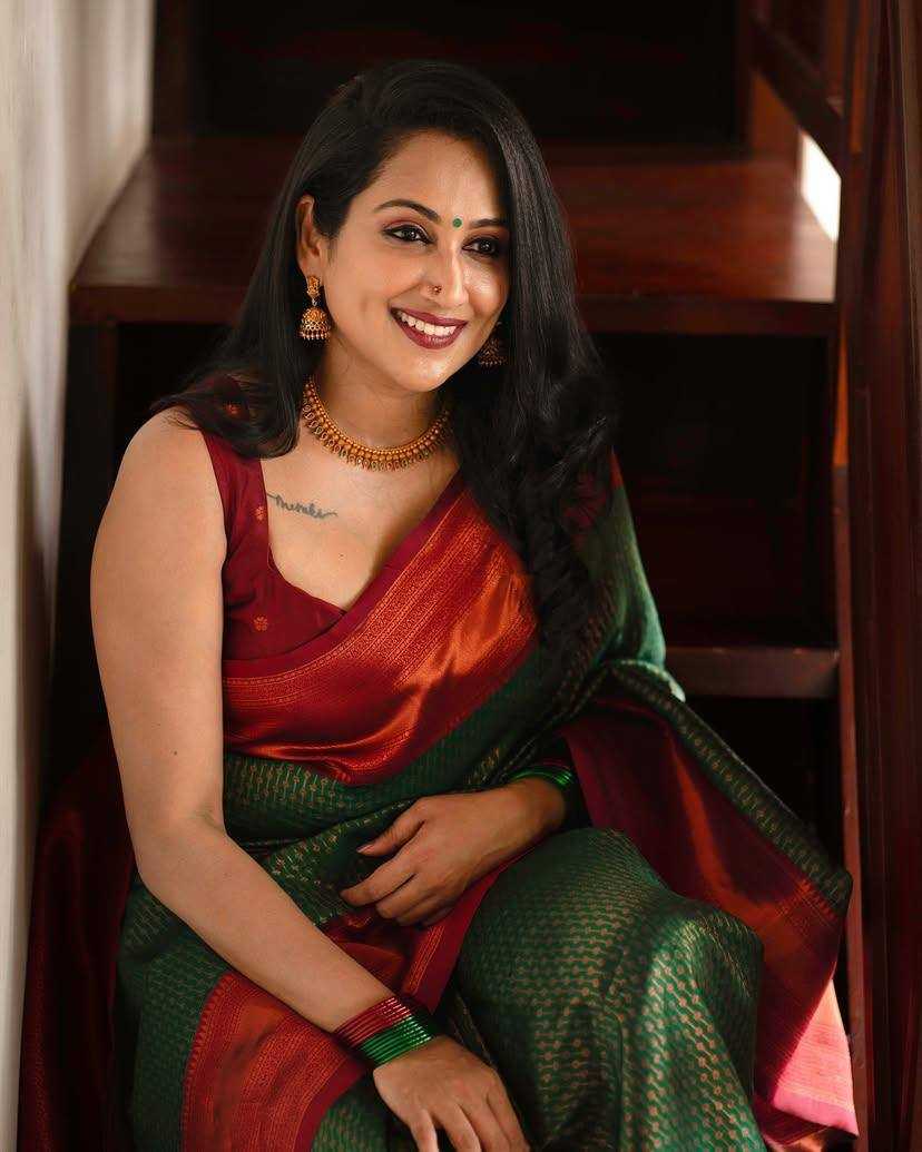 Traditional & Breathable Organic Banarasi Lichi Silk Saree