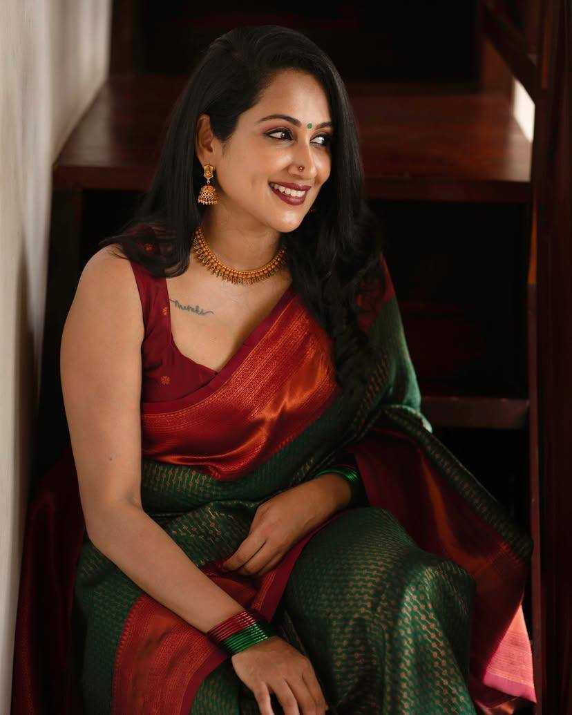 Traditional & Breathable Organic Banarasi Lichi Silk Saree